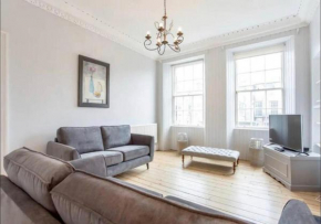 Modern, Bright & Spacious 3 Bedroom Apartment in the Heart of the City Centre - Double Beds - Sleeps Up to 6 Guests